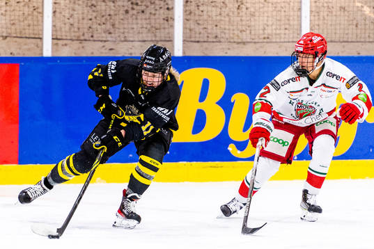 AIKs Agata Sarnovska och Modos Anna Andersson