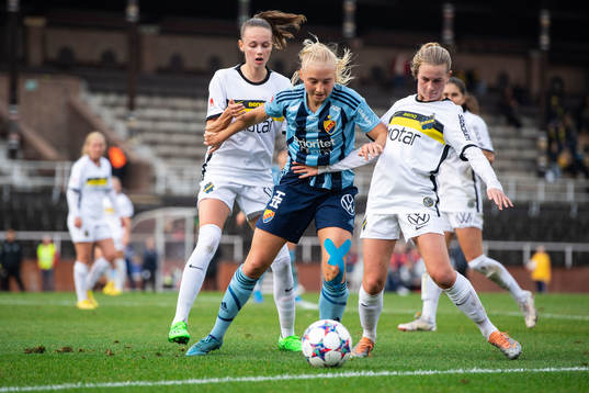 AIKs Hedda Johansson och Olivia Lindstedt och Djurgårdens