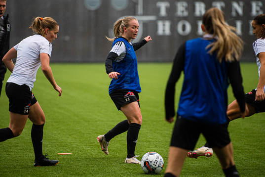 Andrine Mo of Åsane warms up