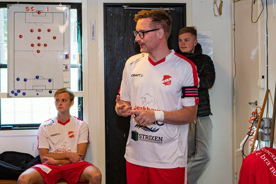 Venestads tränare Jerry Cederholm  håller genomgång