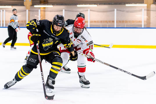 AIKs Sara Säkkinen och Modos Julia Perjus
