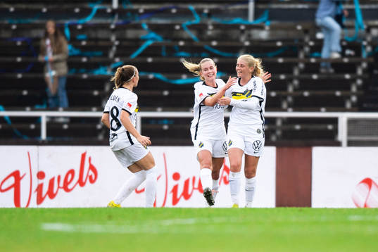 AIKs Matilda Nilden och Olivia Lindstedt jublar