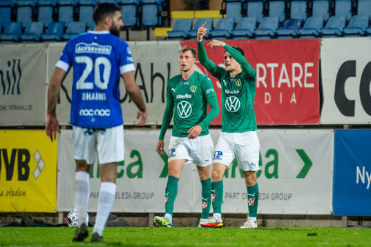 Jönköpings Södras Samuel Adrian signalerar för byte