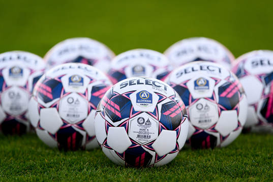 Fotbollar före fotbollsmatchen i Allsvenskan mellan