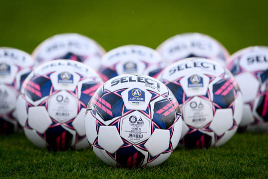 Fotbollar före fotbollsmatchen i Allsvenskan mellan