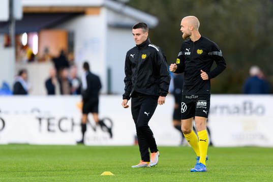 Mjällbys spelare värmer upp före fotbollsmatchen i