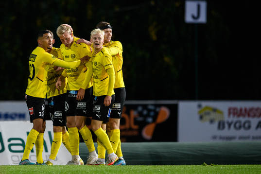 Mjällbys Carlos Moros Gracia jublar med lagkamrater
