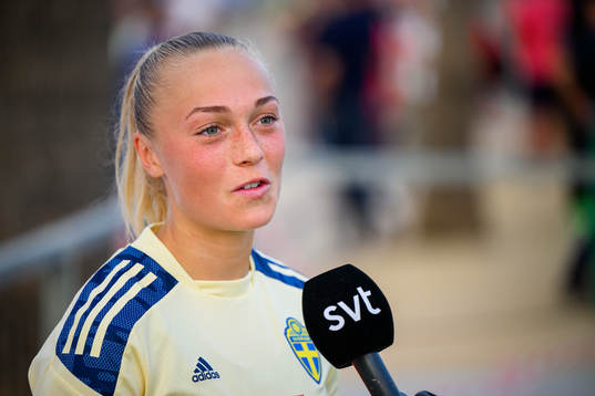 Hanna Bennison is interviewed by the media