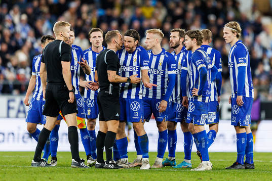 Domare Kristoffer Karlsson i en diskussion med IFK
