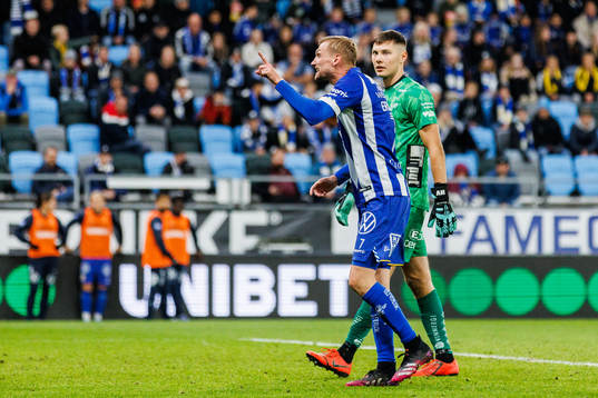 IFK Göteborgs Sebastian Eriksson uppmanar supportrarna att