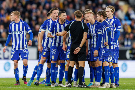 IFK Göteborgs Marcus Berg reagerar mot Domare Kristoffer