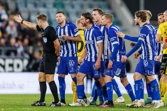 IFK Göteborgs Marcus Berg reagerar mot Domare Kristoffer