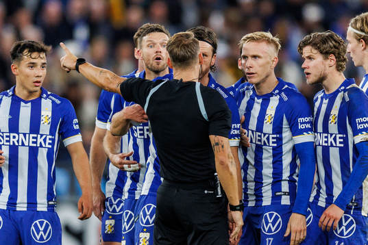 IFK Göteborgs Marcus Berg reagerar mot Domare Kristoffer