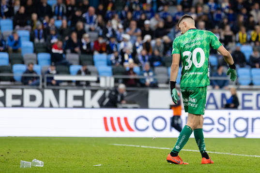 Elfsborgs målvakt Hakon Valdimarsson kollar på inkastade