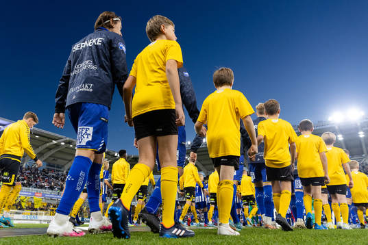 IFK Göteborgs Simon Thern på väg ut för line up med