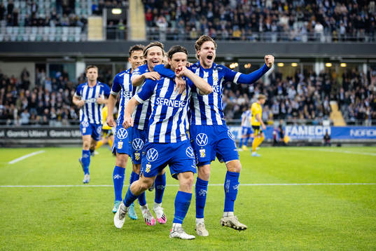 IFK Göteborgs Gustav Svensson jublar med lagkamrater