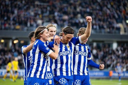 IFK Göteborgs Gustav Svensson jublar med lagkamrater