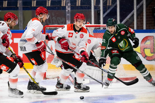 Robert Arrak of Comarch Cracovia and Per Åslund of