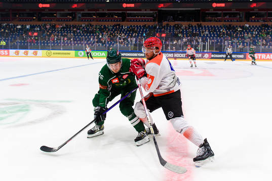 Joel Nyström of Färjestad and Martin Kasperlik of Cracovia