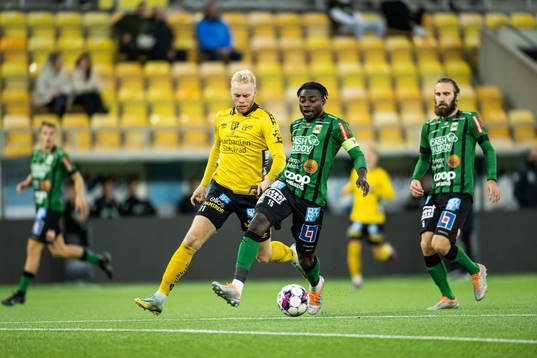 Elfsborgs Sveinn Aron Gudjohnsen och Varbergs Gideon Mensah