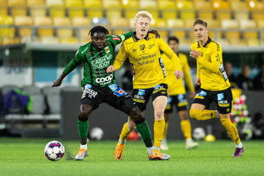 Varbergs Gideon Mensah och Elfsborgs Oscar Aga