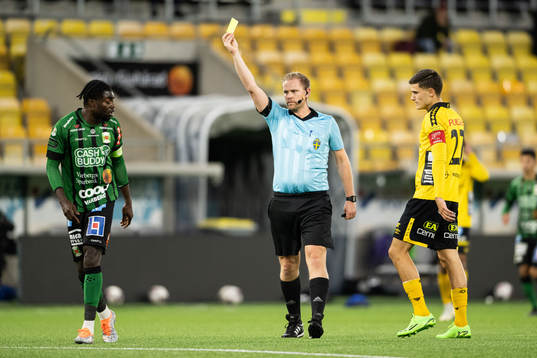 Domare Daniel Särén tilldelar Varbergs Gideon Mensah gult