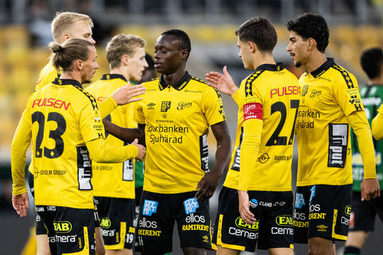 Elfsborgs spelare med Timothy Noor Ouma jublar