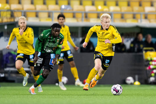 Varbergs Gideon Mensah och Elfsborgs Oscar Aga