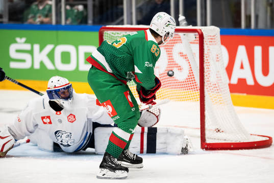 Riley Sheen of Rögle scores 1-0 behind Simon Hrubec of ZSC