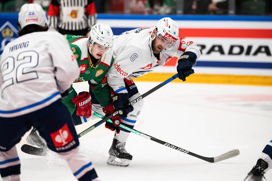 Marco Kasper of Rögle and Yannick Weber of ZSC Lions