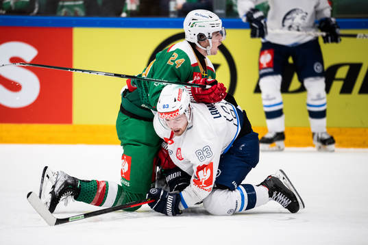 Marco Kasper of Rögle and Juho Lammikko of ZSC Lions