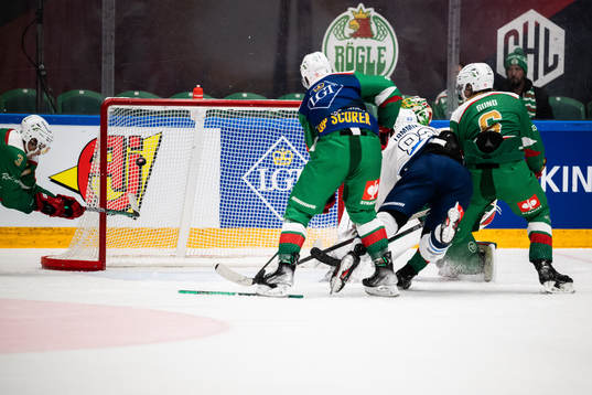 Juho Lammikko of ZSC Lions scores 2-2