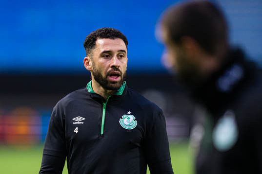 Roberto Lopes of Shamrock Rovers warms up