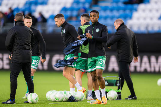 Aidomo Emakhu of Shamrock Rovers warms up