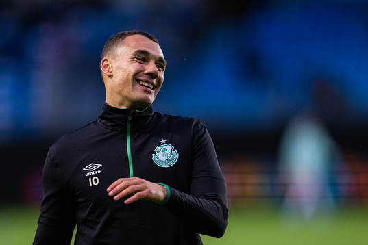 Graham Burke of Shamrock Rovers warms up