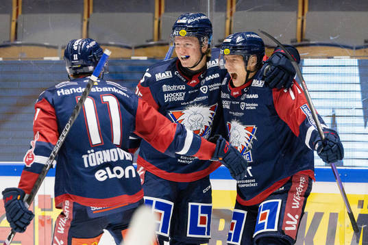 Linköpings spelare jublar med Markus Hännikäinen
