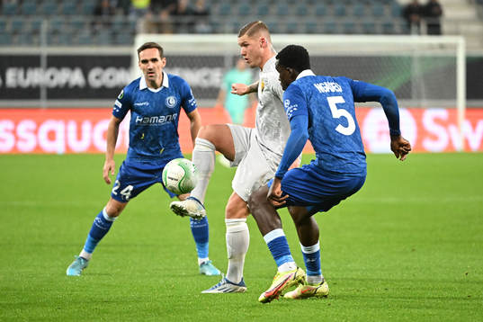 Victor Edvardsen of Djurgården against Michael Ngadeu of