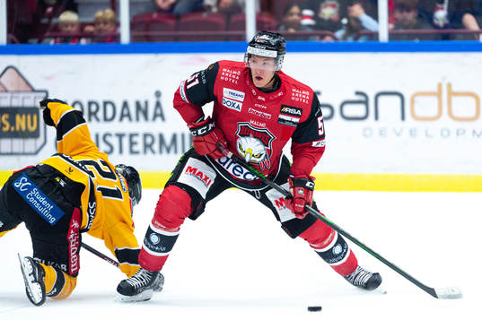 Malmö Redhawks Emil Sylvegård nder ishockeymatchen i SHL