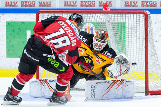 Malmö Redhawks Marcus Sylvegård gör 1-2 bakom Luleås