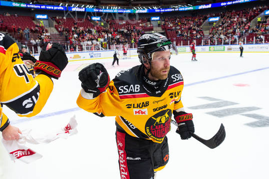 Luleås Leo Komarov jublar