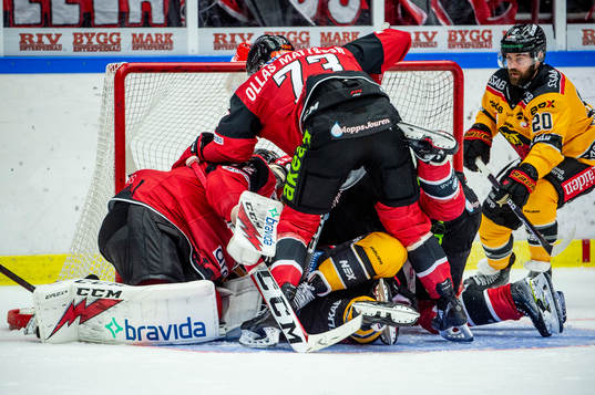 Trångt framför Malmö Redhawkss målvakt Daniel