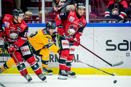 Malmö Redhawks Pathrik Westerholm och Emil Sylvegård mot