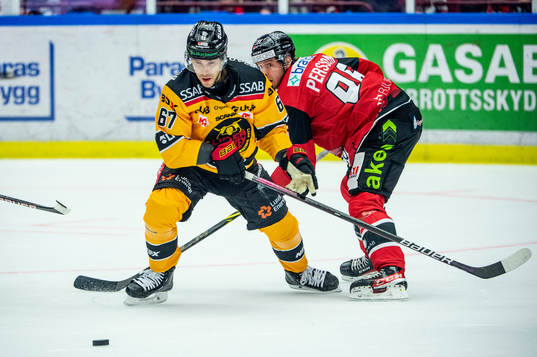 Luleås Konstantin Komarek mot Malmö Redhawks Carl Persson