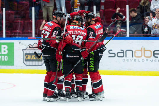 Malmö Redhawks spelare jublar med Kristian Vesalainen