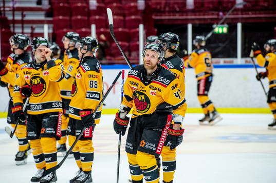 Luleås Leo Komarov jublar med lagkamraterna