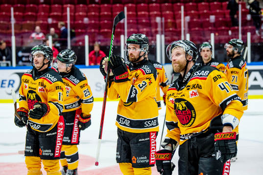Luleås Pontus Själin jublar med lagkamraterna