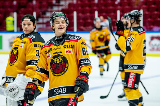 Luleås Julius Honka jublar med lagkamraterna