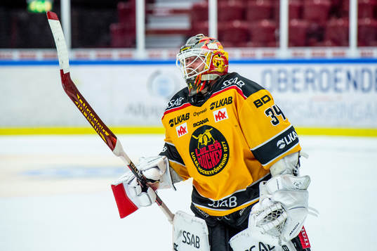 Luleås målvakt Joel Lassinantti jublar