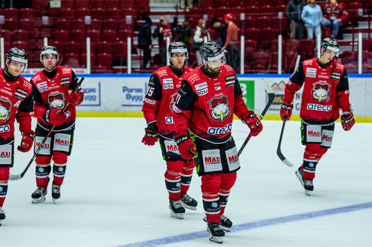Malmö Redhawks Markus Lauridsen deppar med lagkamraterna