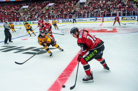 Malmö Redhawks Carl-Johan Lerby mot Luleås Joonas Rask